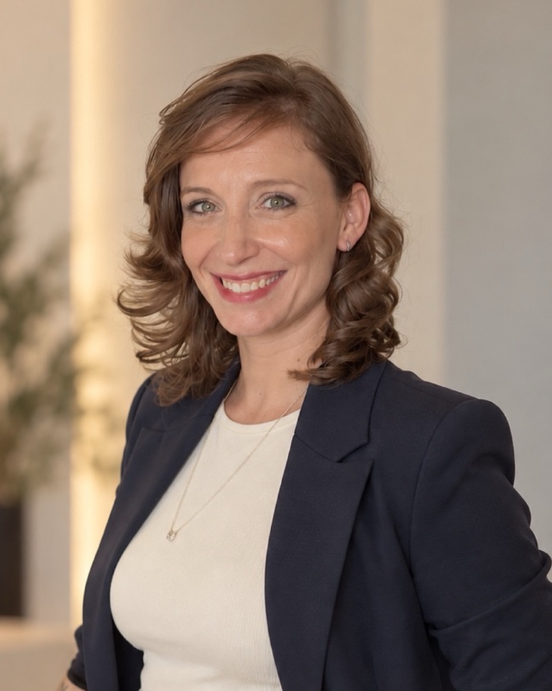 Retrato de Laura Martínez Gálvez, sonriente, con americana azul marino